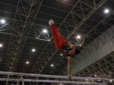 Pesenam Lampung, Ade Putra, tampil untuk cabang senam nomor palang sejajar pada PON XIX di GOR Arcamanik, Bandung, Jawa Barat, Kamis (22/9/2016). (Bola.com/Vitalis Yogi Trisna)