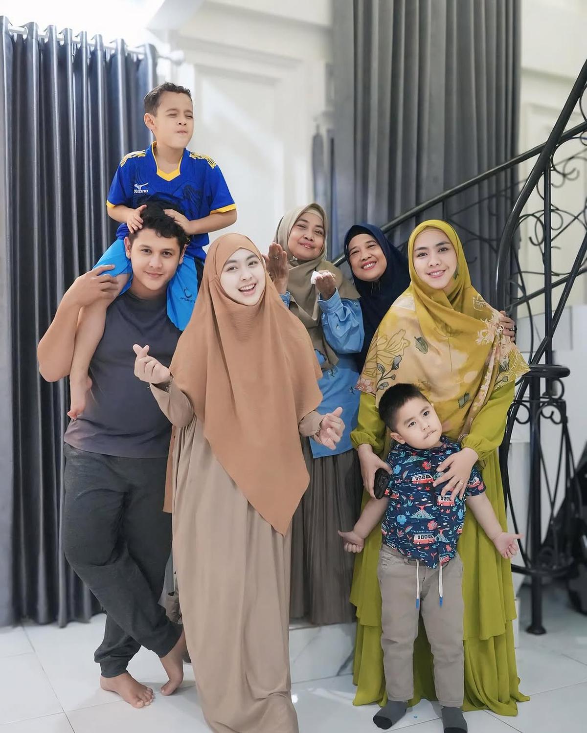 Potret Oki Setiana Dewi Kembali Kumpul Keluarga Bareng Ibu dan Adik-Adiknya, Bahagia Bertemu Keponakan