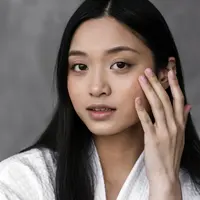 Komedo putih bisa diatasi dengan perawatan kulit secara rutin/copyright freepik