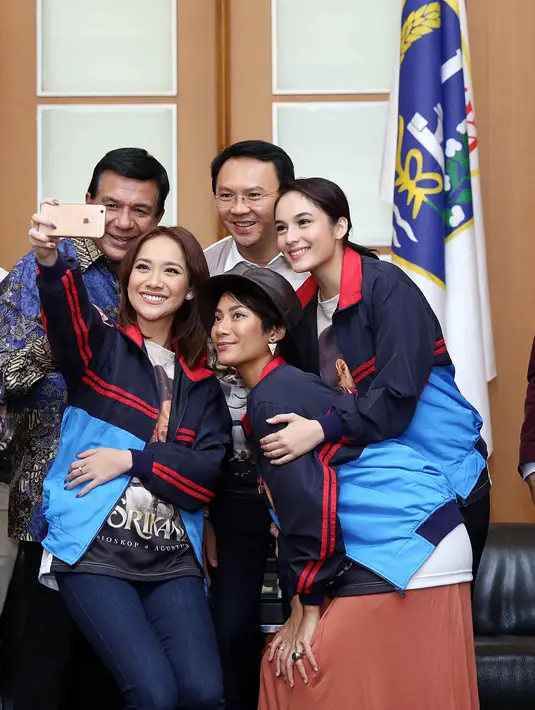 "Saya kira kita harus dukung film-film nasional. Apalagi yang membangkitkan semangat patriotisme. Film 3 Srikandi merupakan film olahraga, kita tahu olahraga kita kan agak melempem ya", ujar Ahok. (Nurwahyunan/Bintang.com)