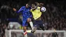 Pemain Chelsea, Tosin Adarabioyo (kiri) berduel udara dengan pemain Southampton, Paul Onuachu dalam laga lanjutan Liga Inggris 2024/2025 di Stamford Bridge, London, Rabu (26/02/2025) WIB. (AP Photo/John Walton)