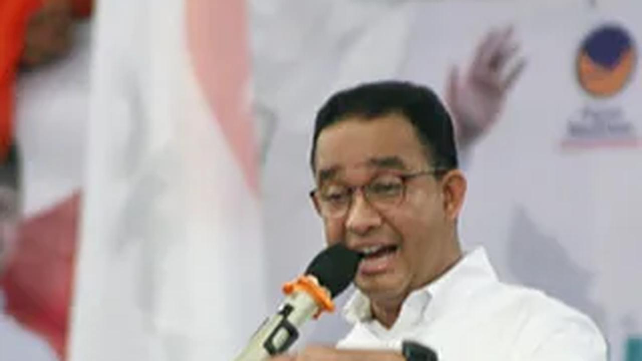 Spanduk 'Amin-Kan Harapanmu di Sini' Terpasang di Tanah Merah, Ada Warga Minta Macbook dan Mobil ke Anies