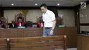 Terdakwa dugaan suap proyek Bakamla, Fayakhun Andriadi usai menjalani sidang lanjutan di Pengadilan Tipikor, Jakarta, Rabu (19/9). Sidang mendengar keterangan saksi Irvanto Hendra Pambudi, (Liputan6.com/Helmi Fithriansyah)