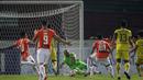 Duel baru berjalan empat menit, Persija Jakarta hampir mencetak gol namun dapat diamankan oleh kiper Barito Putera Aditya Harlan. (Bola.com/Bagaskara Lazuardi)
