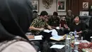 Ketua Pusat Studi Migrasi Migrant Care Anis Hidayah berbincang dengan Komisioner Viryan Aziz Aziz saat audiensi di Kantor KPU, Jakarta, Senin (20/8). (merdeka.com/ Iqbal S. Nugroho)