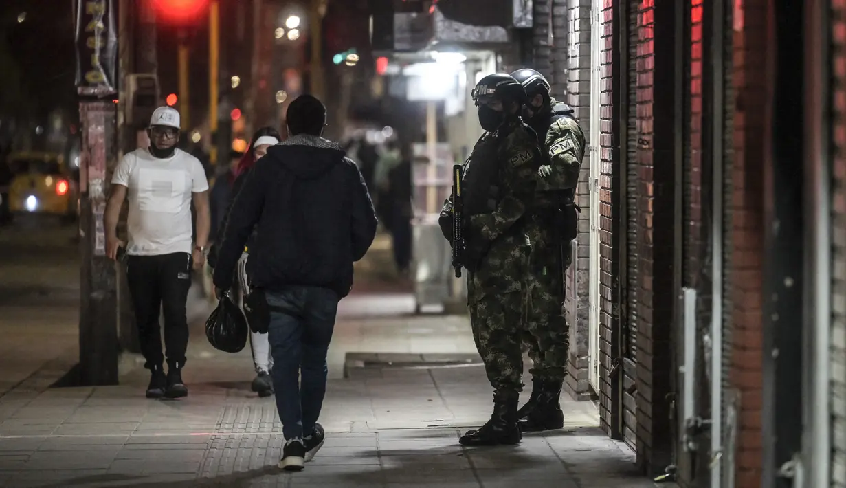 Tentara polisi militer Kolombia berpatroli di jalan-jalan selama pos pemeriksaan di Bogota (15/9/2021). Ratusan tentara telah berpatroli di jalan-jalan Bogotá sejak Rabu dalam upaya "sementara" oleh pihak berwenang untuk mengendalikan gelombang perampokan dengan kekerasan. (AFP/Juan Barreto)