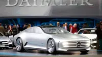 Mobil Mercedes - Benz Concept IAA saat dipamerkan dalam pertemuan dengan perusahaan otomotif multinasional Jerman Daimler Daimler di Berlin , Jerman , (6/4). Mobil ini kabarnya memiliki mesin 2 mobil dalam satu mesin. (REUTERS / Hannibal Hanschke)