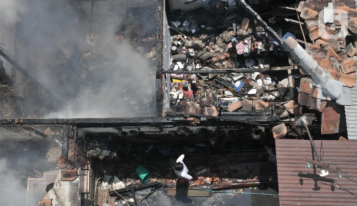 Kondisi rumah warga saat api melahap permukiman di Jalan Kebon Jeruk 13, Taman Sari, Jakarta Barat, Minggu (6/10/2019). Kebakaran diduga akibat anak bermain korek api. (merdeka.com/Iqbal Nugroho)