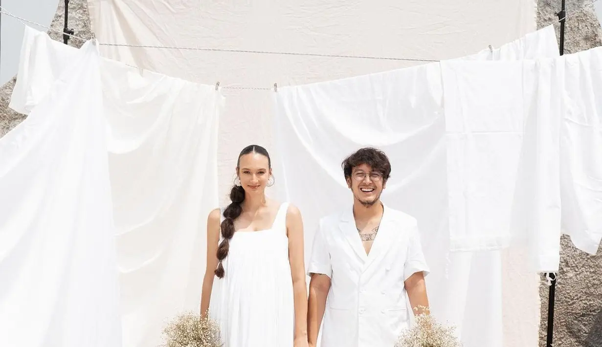 Selanjutnya maternity shoot diabadikan bersama suami dalam konsep minimalis serba putih. Nadine pun memilih loose dress putih yang nyaman namun tetap stylish. [@nadinelist]