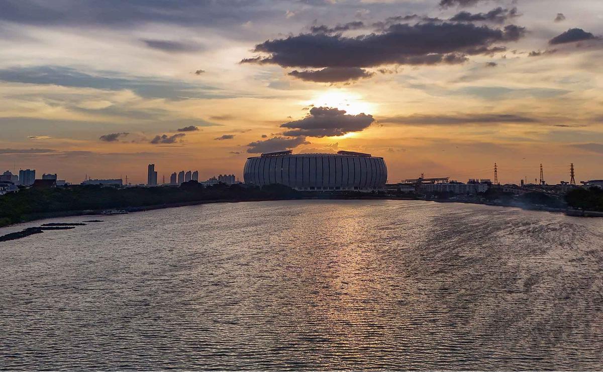 FOTO: Melihat Senja saat Langit Jakarta Cerah di Kawasan JIS