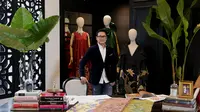 Dalam virtual fashion show, Denny Wirawan akan menghadirkan koleksi terbaru menggunakan batik Kudus (Foto: Daniel Kampua/ Fimela)