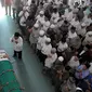 Warga mengikuti salat jenazah Almarhum Ali Mustafa Yaqub (AMY) di Masjid Muniroh Salaman,Tangsel, Banten, Rabu (28/4). AMY lahir di Batang, Jawa Tengah, 2 Maret 1952. Sejak muda, AMY menekuni ilmu Islam hingga ke Arab Saudi. (Liputan6.com/Helmi Afandi) 