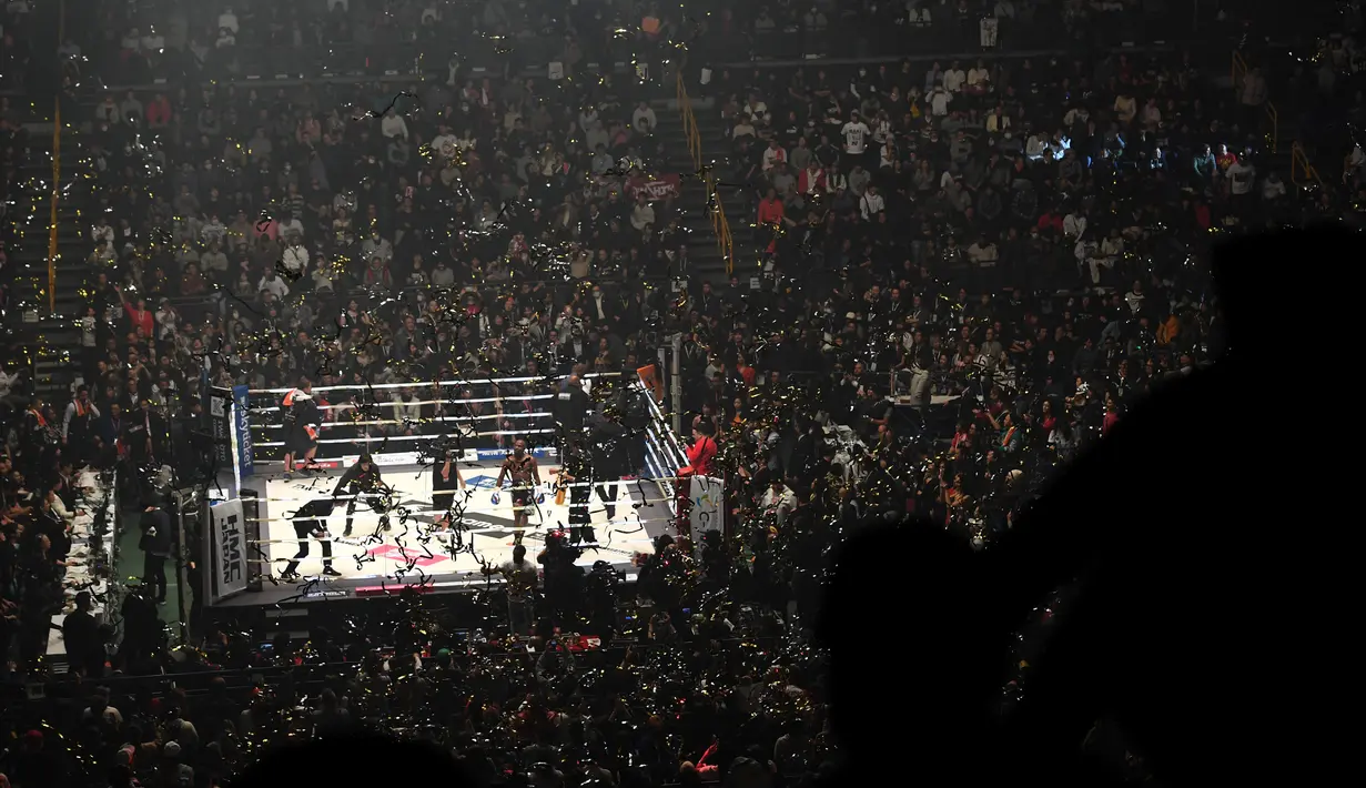 Petinju, Floyd Mayweather, bersiap melawan kickboxer, Tenshin Nasukawa, pada laga eksebisi di Saitama Super Arena, Saitama, Senin (31/1). Tanding dengan aturan tinju, Mayweather menang TKO di ronde pertama. (AFP/Toshifumi Kitamura)