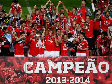 Senin (21/4/2014), para pemain Benfica mengukuhkan diri menjadi juara Liga Portugal 2013/2014 di Estadio Da Luz, Lisbon, Portugal. (REUTERS/Rafael Marchante)