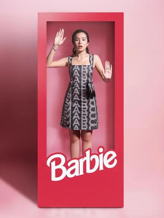 Beby Tsabina tampak jago meniru pose Barbie dalam box, mengenakan dress Marc Jacobs. [Foto: Winston Gomez].