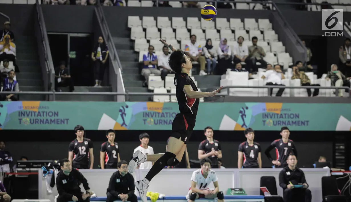Pebola voli Jepang melakukan servis saat melawan  tim bola voli Indonesia di kualifikasi bola voli 18th Asian Games Invitation Tournament di Tennis Indoor Senayan, Jakarta, Senin (12/2). Indonesia menang dengan skor 3-2. (Liputan6.com/Faizal Fanani)