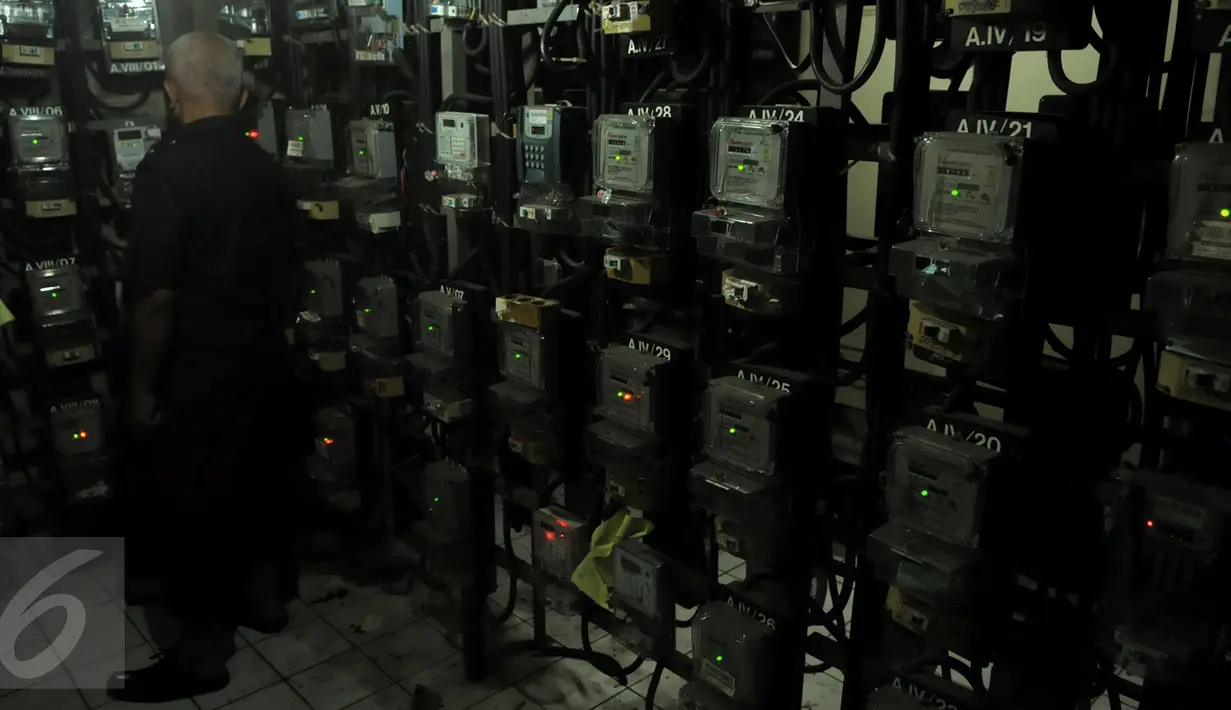 Petugas melakukan pengecekan meteran listrik di ruang panel listrik di Kawasan Pejompongan, Jakarta, Senin (2/1). Februari, PT PLN (Persero) kembali menurunkan tarif dasar listrik (TDL) untuk 12 golongan pelanggan nonsubsidi. (Liputan6.com/Faisal R Syam)