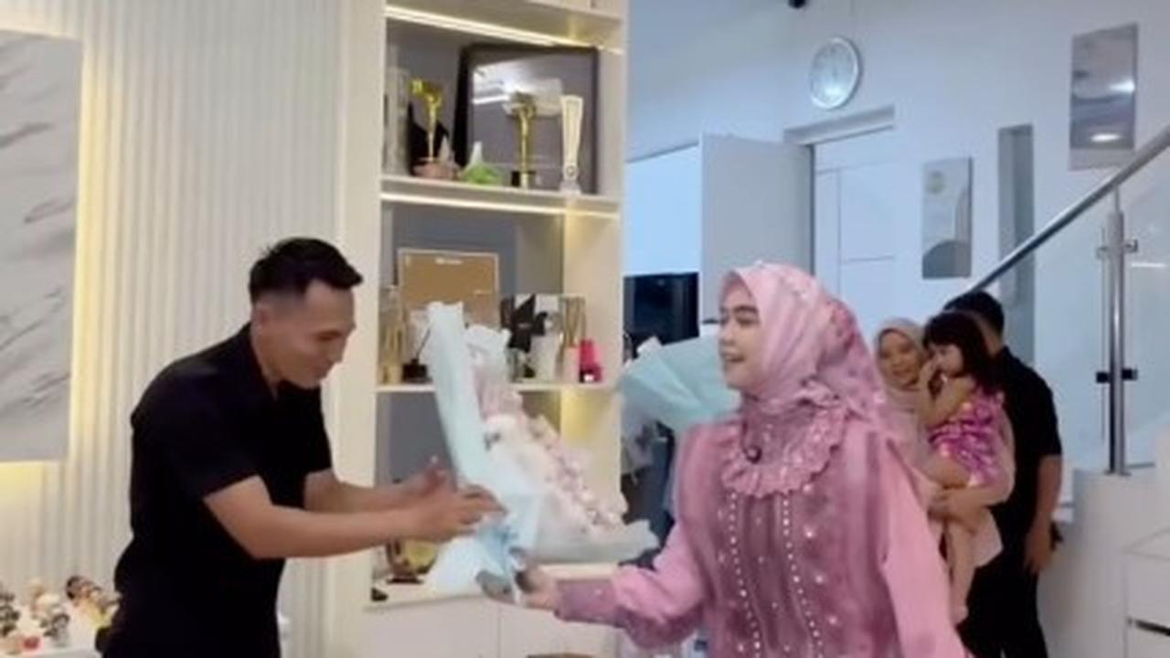 Cara Unik Ria Ricis Bagi THR ke Karyawan, Uang Dijadikan Buket