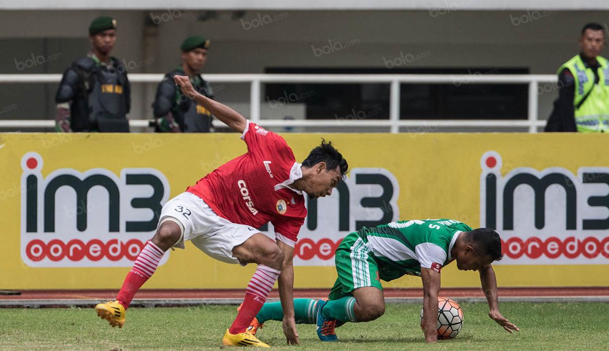 Gelandang Persija Jakarta, Novri Setiawan, berebut bola dengan bek PS TNI, Wanda Syahputra, pada laga Torabika Soccer Championship 2016 di Stadion Pakansari, Bogor, Jumat (15/10/2016). Persija menang 2-1 atas PS TNI. (Bola.com/Vitalis Yogi Trisna)