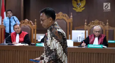 Terdakwa korupsi pembangunan gedung IPDN Budi Rachmat Kuniawan saat menjalani sidang putusan di Pengadilan Tipikor, Jakarta, Jumat (26/7/2019). Mantan GM Divisi Gedung PT Hutama Karya (HK) itu dihukum 5 tahun penjara, denda Rp 300 juta subsider 3 bulan kurungan. (Liputan6.com/Helmi Fithriansyah)