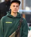 Bukan Justin Bieber kalau tak berbuat ulah. Setelah berurusan dengan polisi karena melanggar peraturan lalu lintas beberapa waktu lalu. Kini Justin dikabarkan menabrakan mobilnya ke arah paparazzi.  (Instagram/Justinbieber)