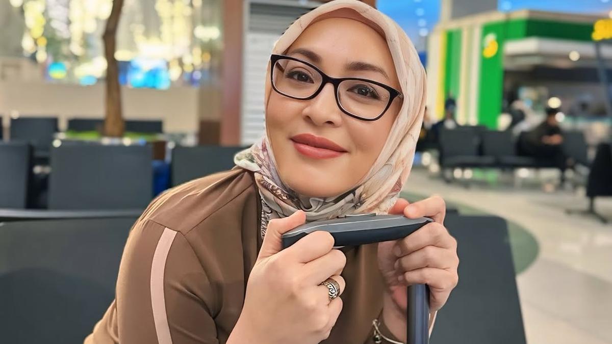 5 Gaya Angelina Sondakh saat di Bandara, Feminin dan Profesional