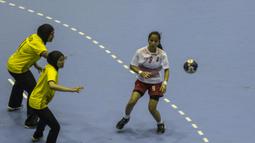 Atlet bola tangan Indonesia, Lia Apriliani, saat melawan Malaysia pada laga Asian Games 2018 di GOR Popki Cibubur, Jakarta Timur, Selasa (14/8/2018). Indonesia menang 23-15 atas Malaysia. (Bola.com/Vitalis Yogi Trisna)