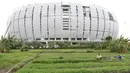 Stadion dengan kapasitas 82.000 ini merupakan stadion pertama di Indonesia yang memperoleh sertifikat green building level platinum atau berpredikat sebagai bangunan ramah lingkungan. (Bola.com/M iqbal Ichsan)