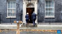 Perdana Menteri Inggris (Inggris) Liz Truss (kiri) pergi usai pengumuman resign di luar 10 Downing Street di London, Inggris, 20 Oktober 2022. (Xinhua/Li Ying)
