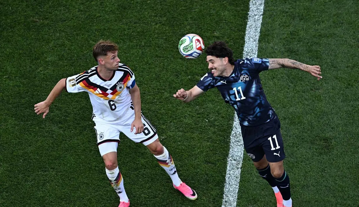 Pemain Paraguay, Mauricio menyundul bola melewati pemain Jerman Joshua Kimmich selama pertandingan sepak bola babak 32 besar Piala Dunia 2026 antara Jerman dan Paraguay di Stadion Boston di Foxborough, AS, Senin (29/06/2026). AFP/ Jewel Samad