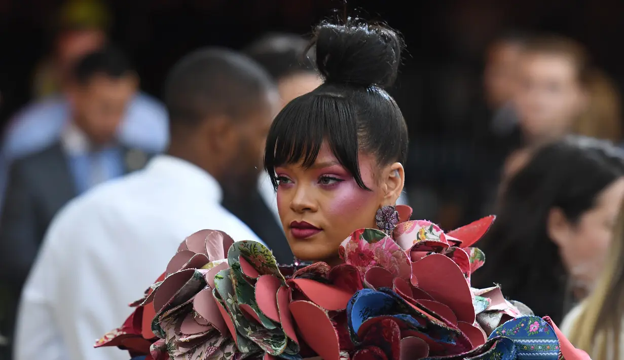 Penyanyi Rihanna kembali menarik perhatian dengan gaya busananya pada acara penggalangan dana Met Gala 2017 di Metropolitan Museum of Art, New York, Senin (1/5). Kali ini, penyanyi asal Barbados tersebut tampil nyentrik dengan gaun 3D. (ANGELA WEISS/AFP)