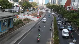 Suasana di Jalan HR Rasuna Said, Kuningan, Jakarta, Senin (21/8). Untuk mengurai kemacetan di Ibukota, Pemprov DKI berencana menguji coba larangan bagi motor melintasi jalan tersebut mulai 11 September 2017. (Liputan6.com/Immanuel Antonius)