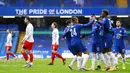 Para pemain Chelsea merayakan gol yamg dicetak oleh Tammy Abraham ke gawang Luton Town pada laga Piala FA di Stadion Stamford Bridge, Minggu (24/1/2021). Chelsea menang dengan skor 3-1. (AP/Ian Walton)