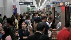 Kepadatan warga saat mengikuti uji coba publik MRT di Stasiun Bundaran HI, Jakarta, Minggu (17/3). Akibat tingginya antusiasme warga, PT MRT menambah kuota penumpang dari 28.800 orang per hari menjadi 50 ribu orang per hari. (merdeka.com/Iqbal S Nugroho)