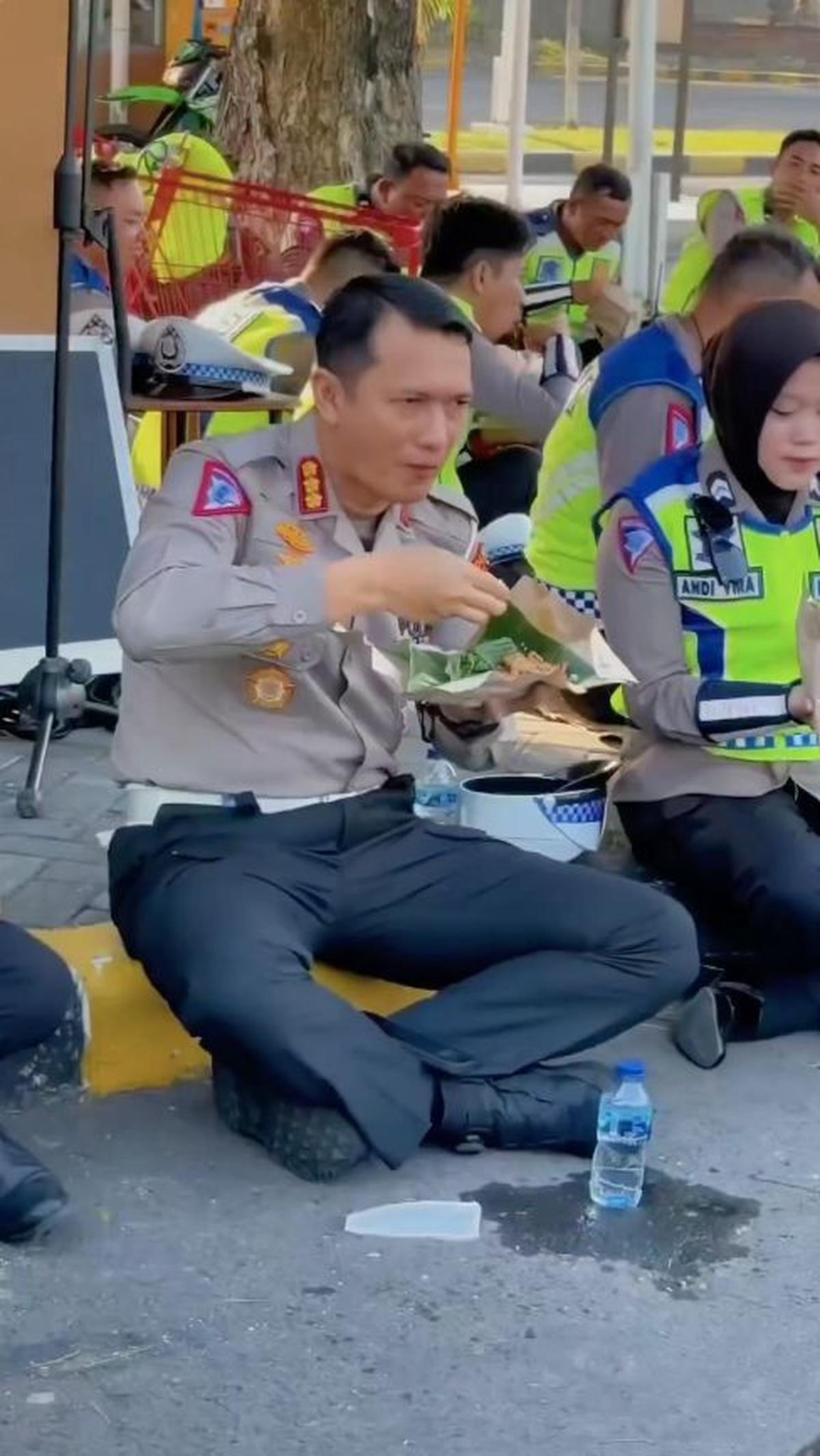 Makan Lesehan di Aspal<br>