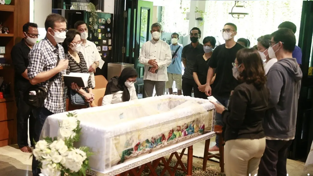 7 Potret Suasana Duka di Rumah Nurul Arifin, Diwarnai Isak Tangis Keluarga