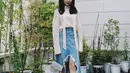 Kombinasi blouse dengan denim asymmetric denim skirt warna biru muda juga tak kalah menarik untuk outfit hangout (Instagram/sooyoungchoi).