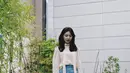 Kombinasi blouse dengan denim asymmetric denim skirt warna biru muda juga tak kalah menarik untuk outfit hangout (Instagram/sooyoungchoi).