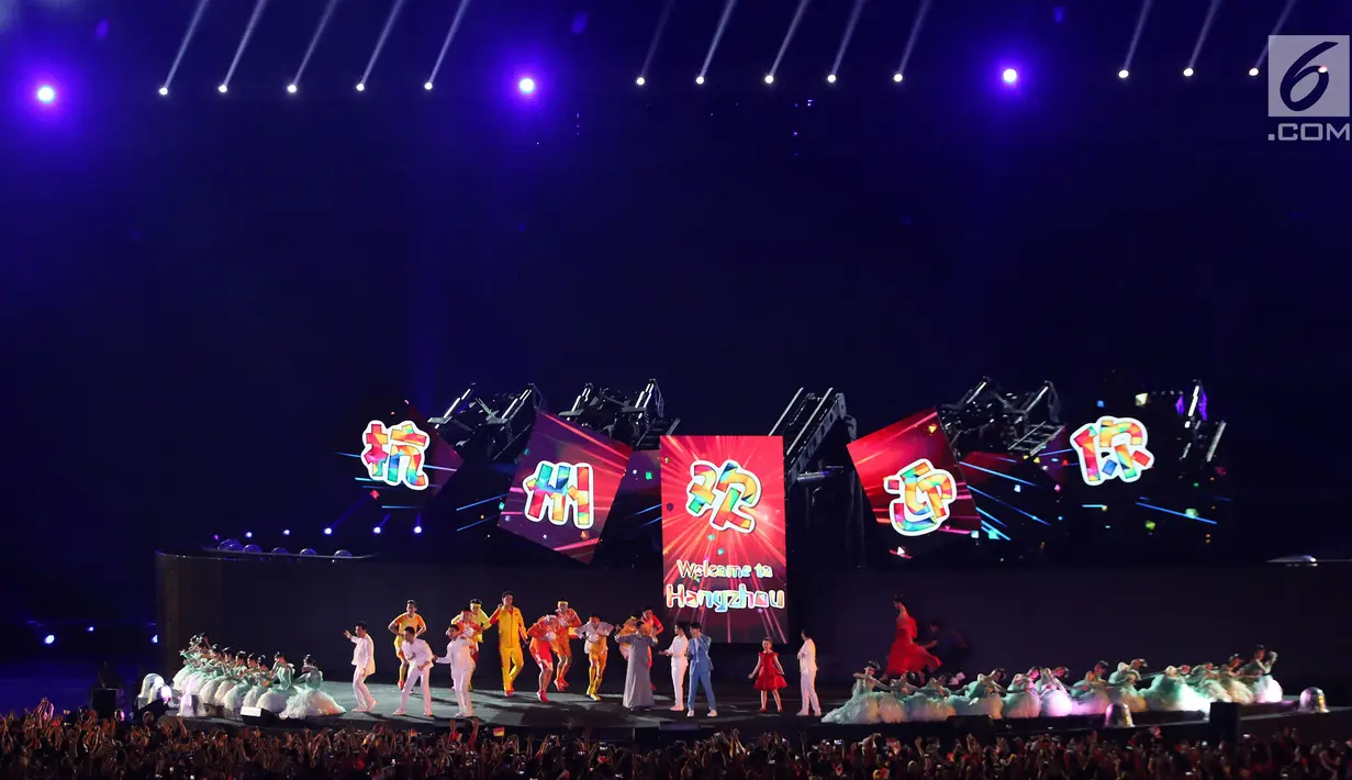 Pendiri Alibaba Group Jack Ma menyemarakkan Upacara Penutupan Asian Games 2018 di Stadion Utama Gelora Bung Karno, Jakarta, Minggu (2/9). Jack Mamemperkenalkan kota Hangzhou sebagai lokasi penyelenggaraan Asian Games 2022 (Liputan6.com/Helmi Fithriansyah)