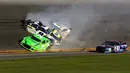 Mobil pembalap wanita, Danica Patrick (warna hijau) mengalami tabrakan di arena perlombaan balap Nascar Daytona 500 Cup di Daytona International Speedway (18/2). (Jerry Markland/Getty Images/AFP)