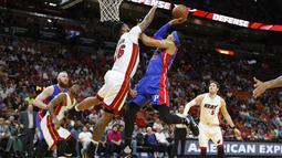 Pemain Detroit Pistons, Tobias Harris (kanan) mencoba melakukan tembakan saat dihadang  pemain Miami Heat, James Johnson pada laga NBA di American Airlines Arena, Miami, (01/01/2017). Pistons menang 107-98. (AP/Joe Skipper)