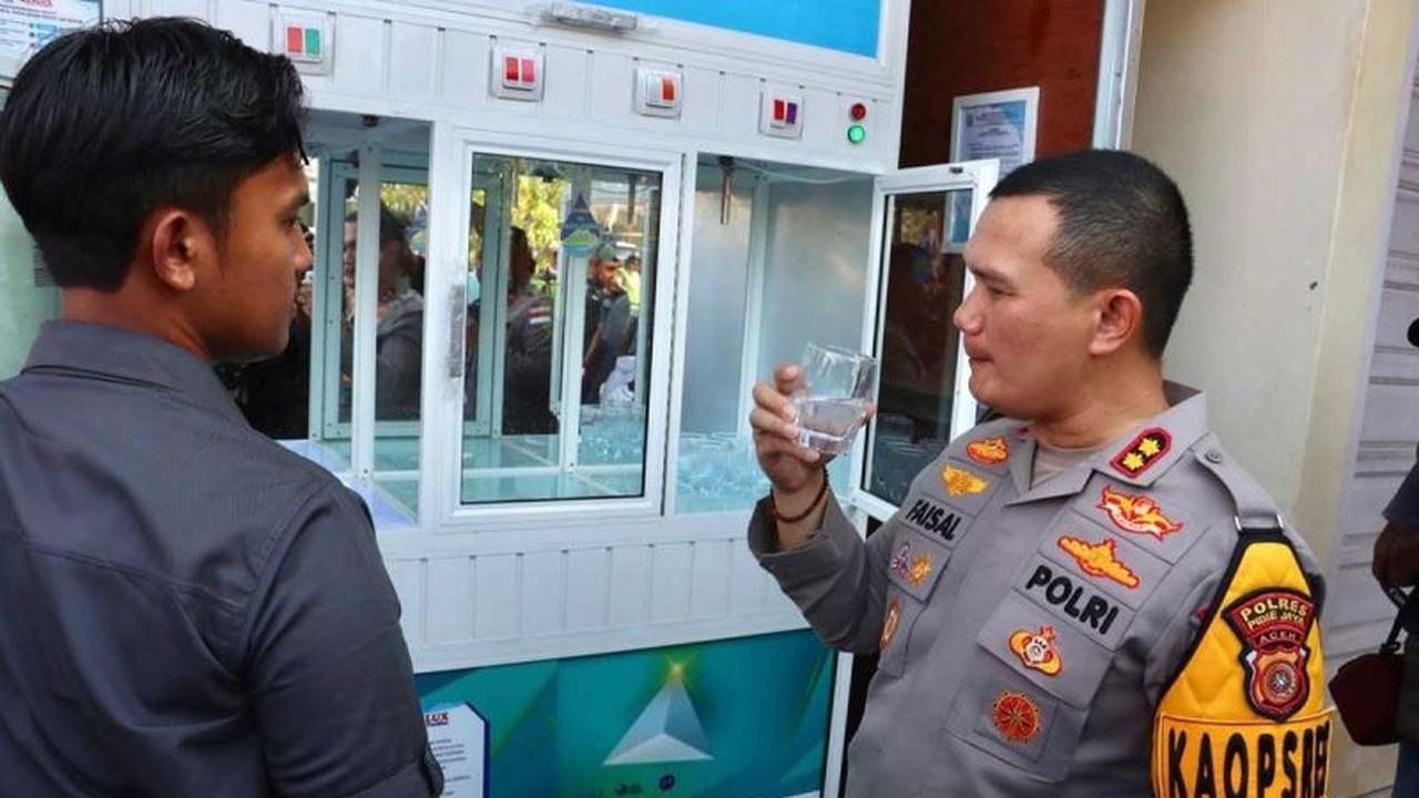 Polres Pidie Jaya Sediakan Air Minum Gratis untuk Warga Terdampak Bencana