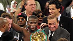 Petinju Floyd Mayweather Jr. mempertahankan gelar WBC kelas bulu super dengan mengalahkan Jesus Chavez di San Francisco, AS, Sabtu (10/11/2001). WBC kelas bulu super merupakan gelar pertama dari Mayweather Jr. (AFP Photo/ Monica M. Davey)