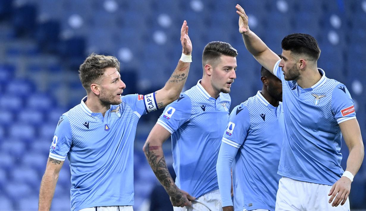 Skuat Lazio musim 2020/2021 ini didominasi oleh para legiun asing dari luar Italia yang membawa Lazio lolos hingga babak 16 besar Liga Champions sebelum disingkirkan Bayern Munich. Hanya ada 5 pemain asli Italia dalam skuat asuhan Simone Inzaghi. Siapa saja mereka? (AFP/Alberto Pizzoli)