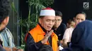 Tersangka Gubernur Aceh Irwandi Yusuf menjawab pertanyaan wartawan usai menjalani pemeriksaan di Gedung KPK, Jakarta, Kamis (26/7). Irwandi Yusuf memakai rompi tahanan dan kopiah merah putih. (Merdeka.com/Dwi Narwoko)