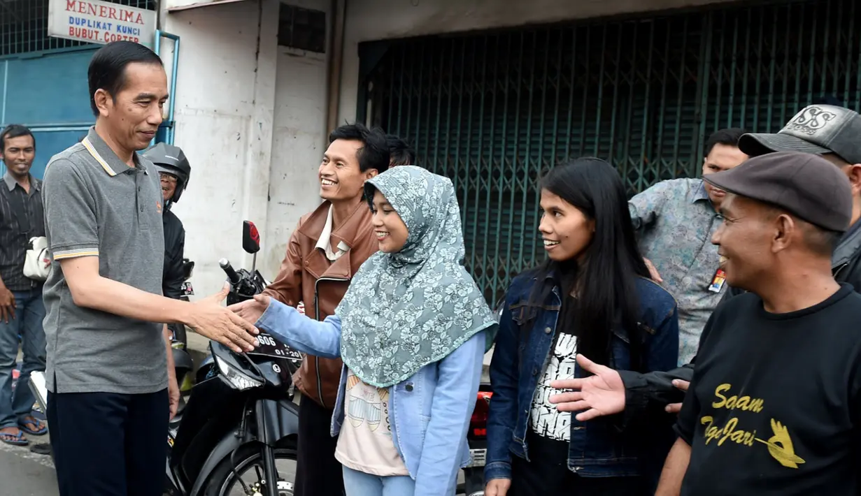 Presiden Joko Widodo disalami warga saat melakukan blusukan ke Pasar Cipanas, Jawa Barat, Minggu (26/6). (Foto: Setpres)
