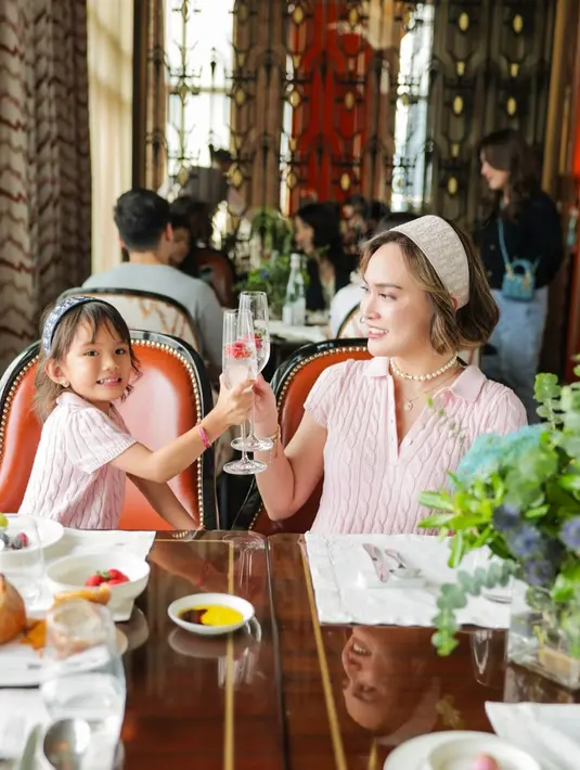 Shandy Aulia dan putrinya, Claire kerap habiskan waktu bersama dengan outfit yang kompak. Terbaru, pasangan ibu dan anak ini terlihat tampil kembar ala Miss Dior. [@shandyaulia]