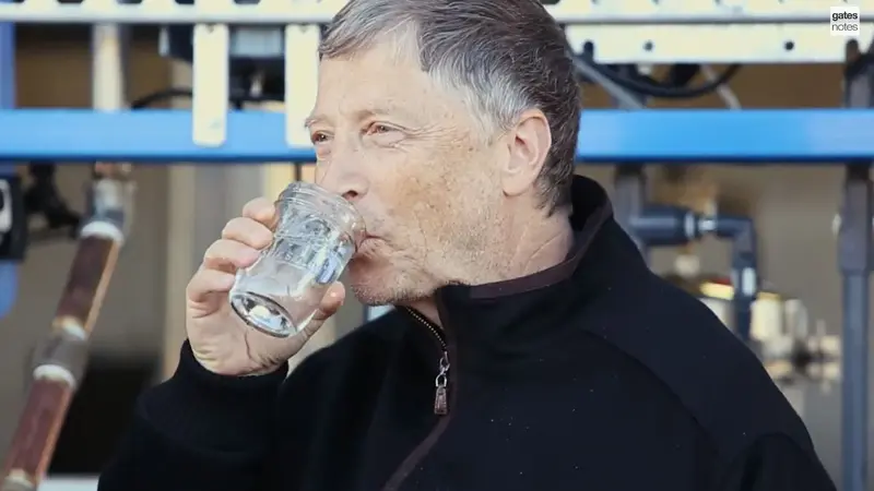 Ketika Bill Gates Minum Air Tinja