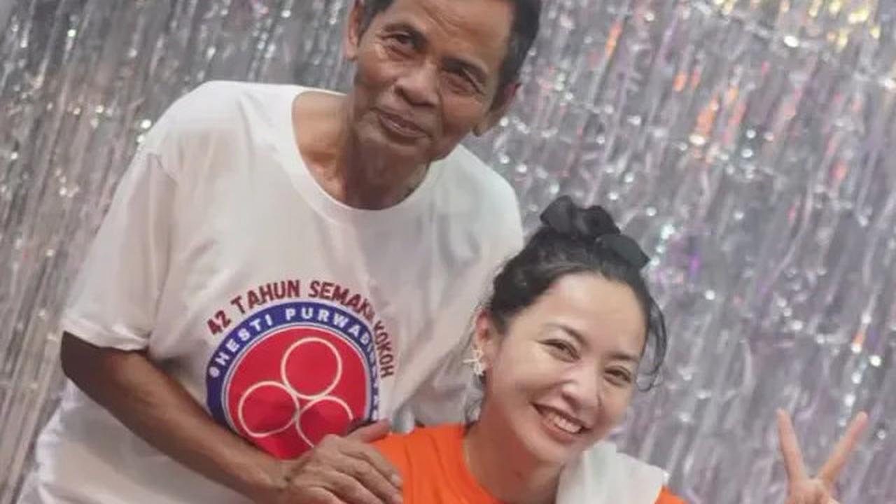 Kocak Banget! 10 Potret Keseruan Kejutan Ulang Tahun Hesti Purwadinata Bertema Tukang Bangunan, Hadirkan Mandor Senior Bawakan Kue