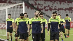 Pemain Ceres-Negros saat sesi latihan jelang laga Piala AFC di SUGBK, Jakarta, Senin (22/4). Ceres-Negros akan berhadapan dengan Persija Jakarta. (Bola.com/M Iqbal Ichsan)